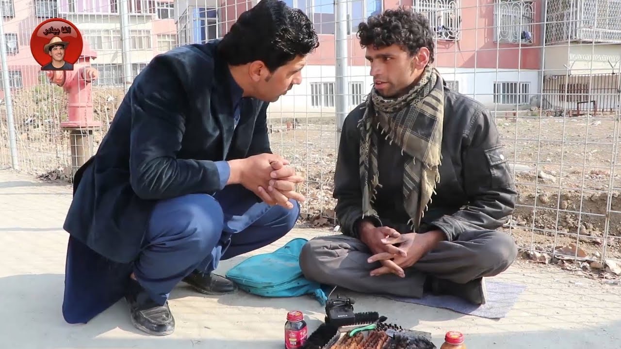 این جوان که معیوب است بوت پالشی میکند و دو فرزند دارد