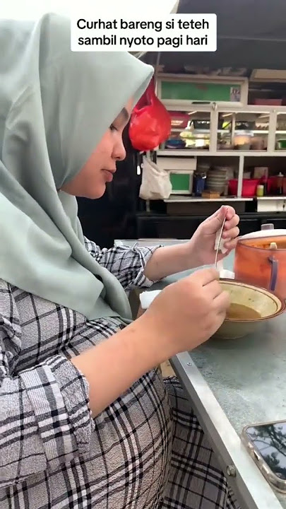Bumil Kembar makan bakso