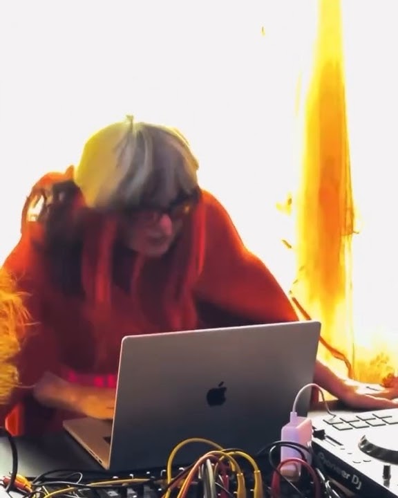 björk : DJ set @ smekkleysa plötubúð, mána kvöld, surrealism 💋 1⚫️1 buck moon 🌕 july, (12-07-2025)