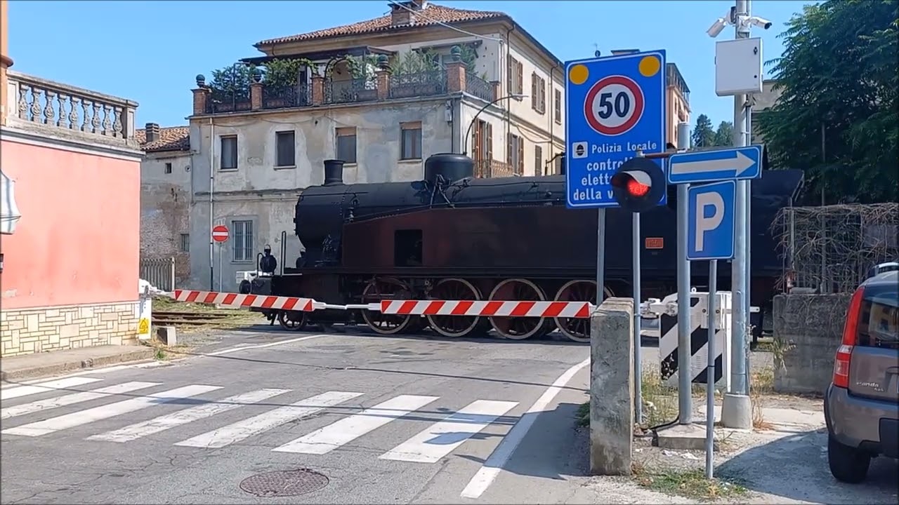 Passaggio a livello Canelli (AT) manovra locomotiva - Level crossing - Spoorwegovergang