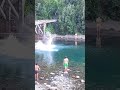 Saltos en el viejo puente peatonal del Río Correntoso