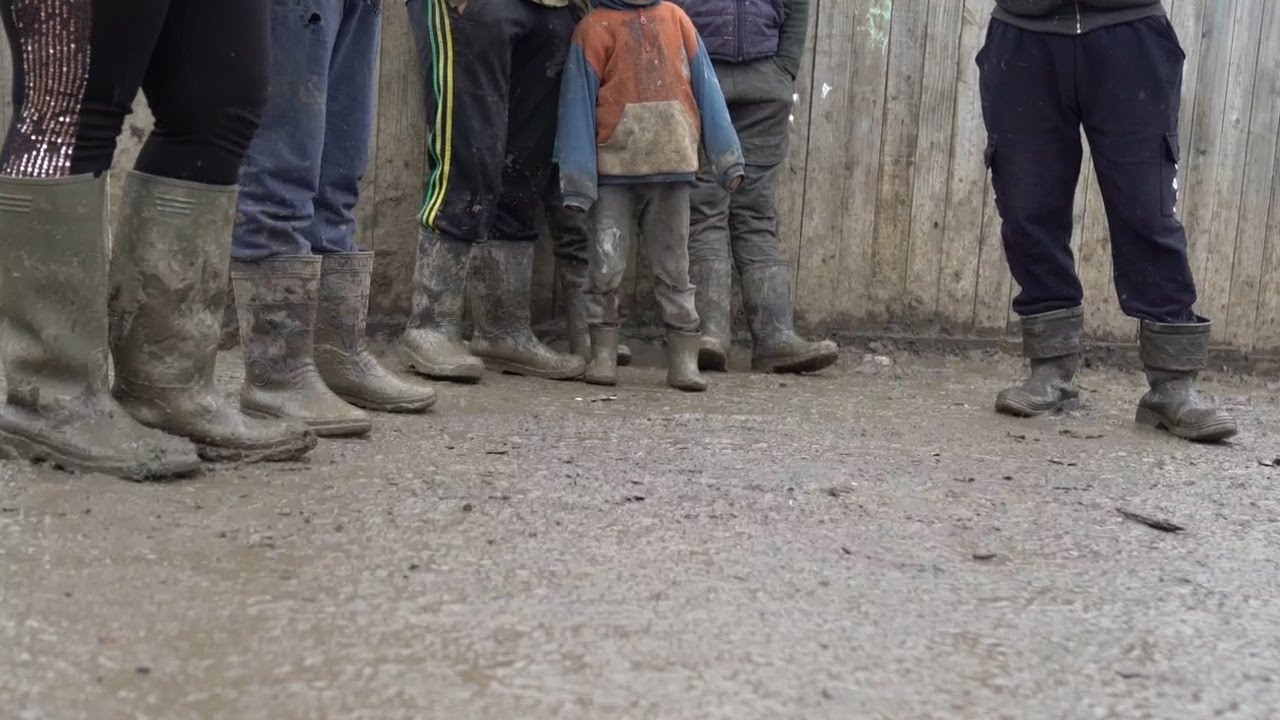 Satul unde glodul ține loc de jucării! Destinele sunt distruse odată cu fiecare naștere