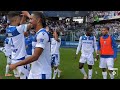 La communion des joueurs avec le parcage après la victoire dans le derby