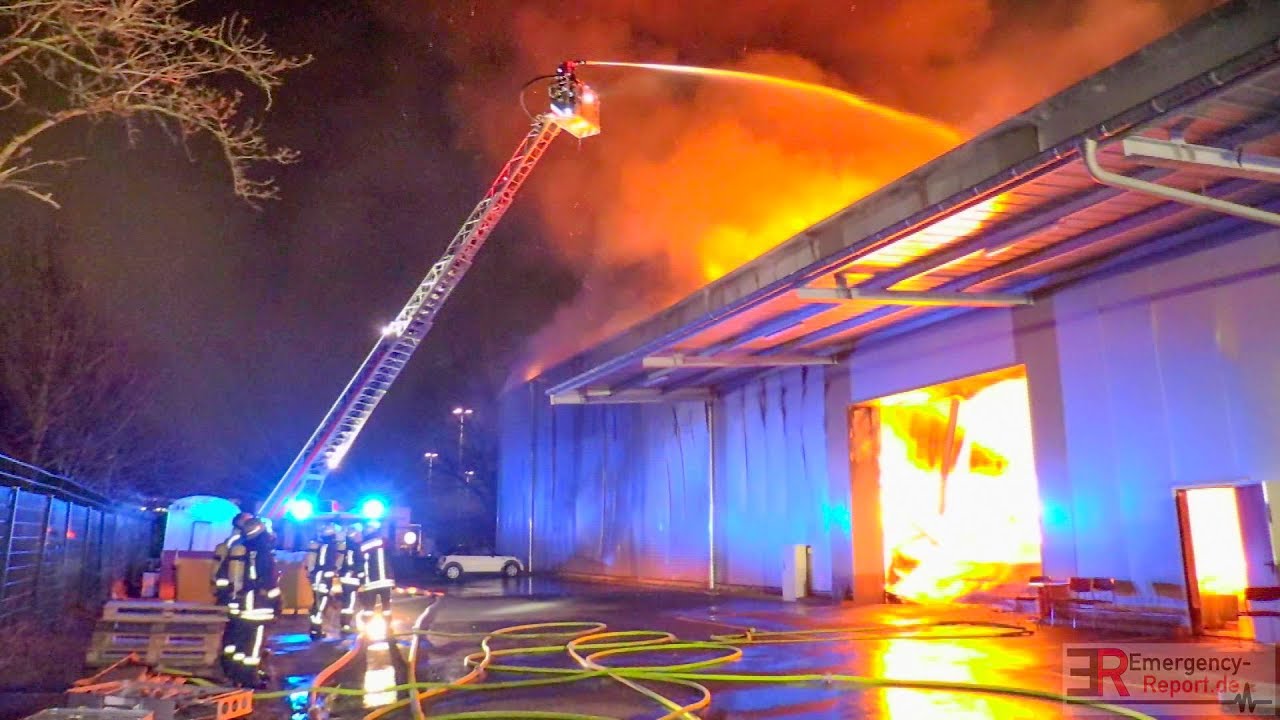 [GROSSBRAND IN DÜSSELDORF] - Lagerhalle im Vollbrand | Gebäude mit Schaum geflutet | Großeinsatz -