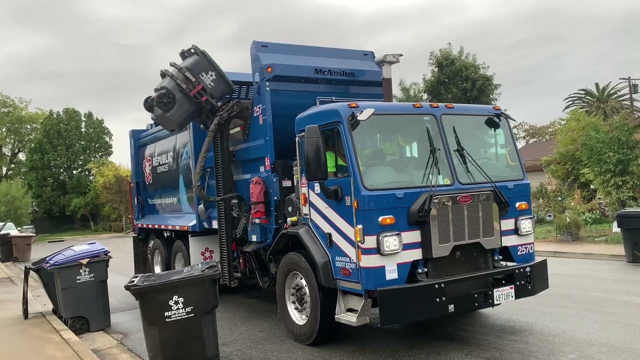 Republic Services Garbage Truck Mix: November 2025