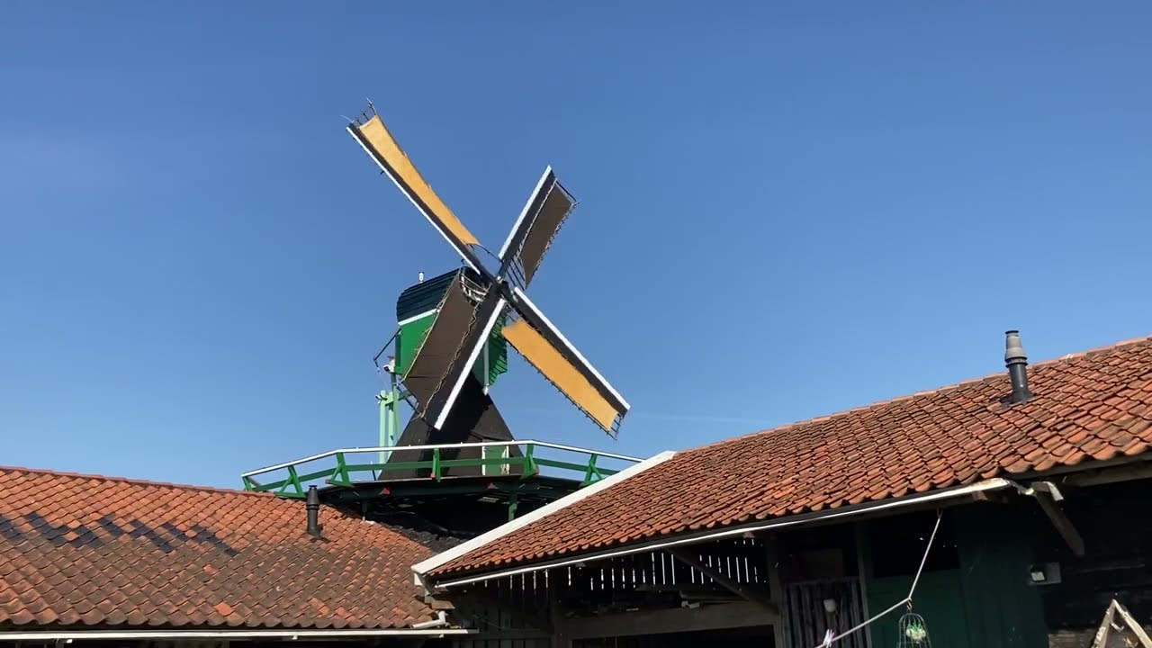 Molen het Klaverblad op de Zaanse Schans draaiend op een mooie zonnige dag