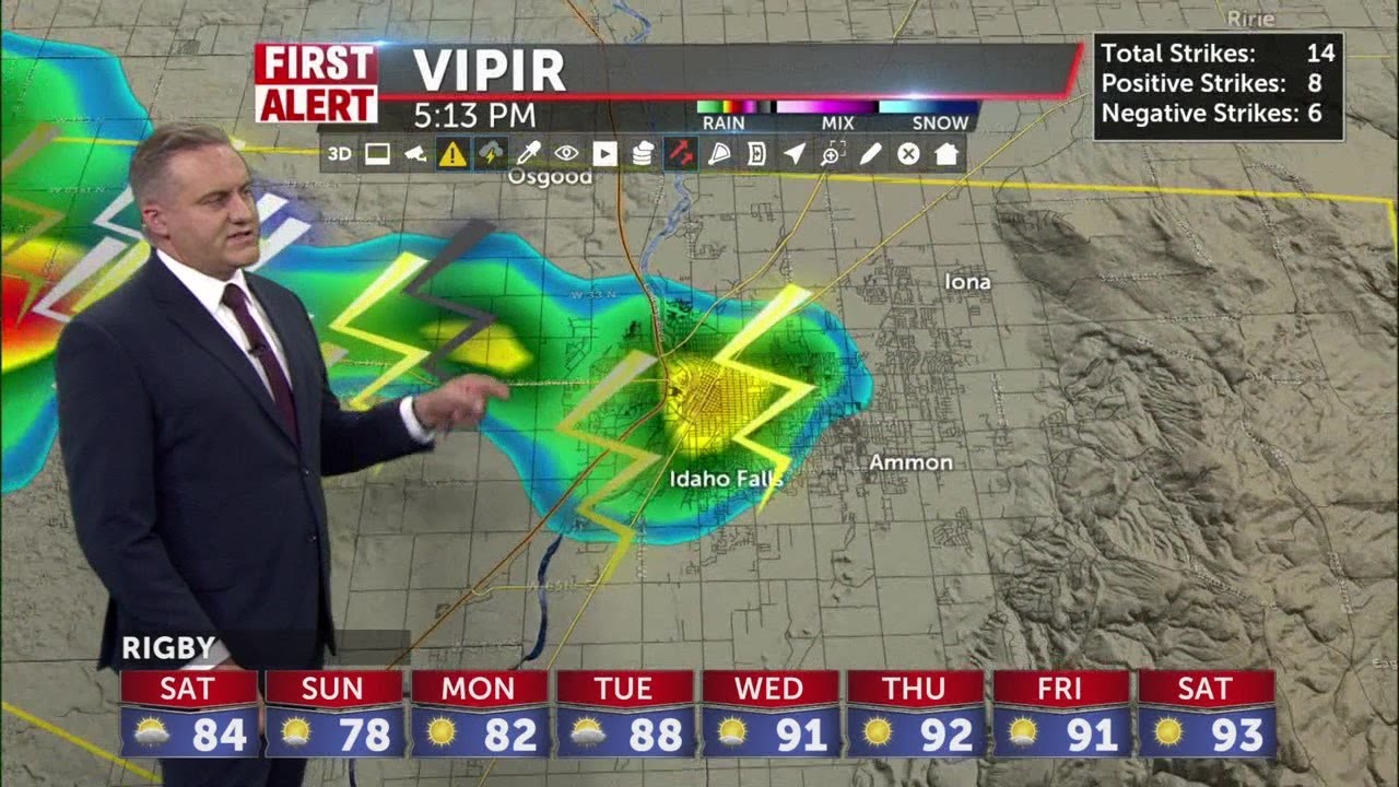 Thunderstorms Friday night, breezy this weekend - YouTube