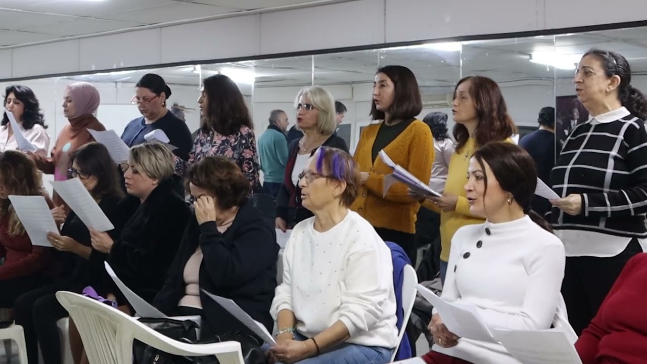 Üç güzel oturmuş gergefin işler