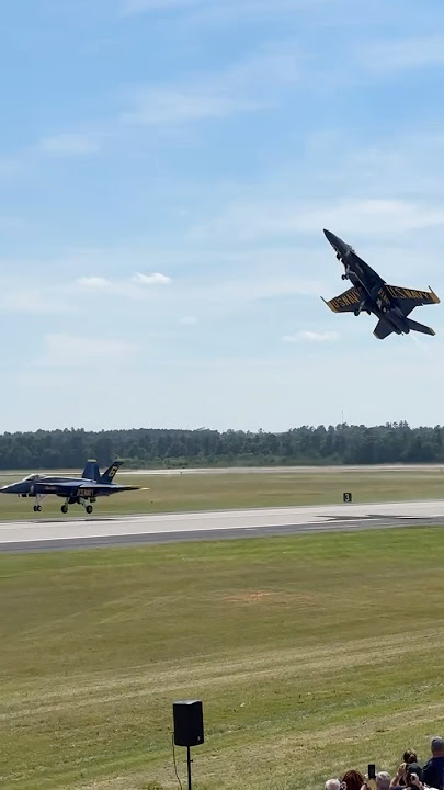 Download lagu Blue Angel Rolls after takeoff!๐ฑ Solo pilot5๏ธโฃ performs Dirty Roll Takeoff at โ25 Augusta Air Show!