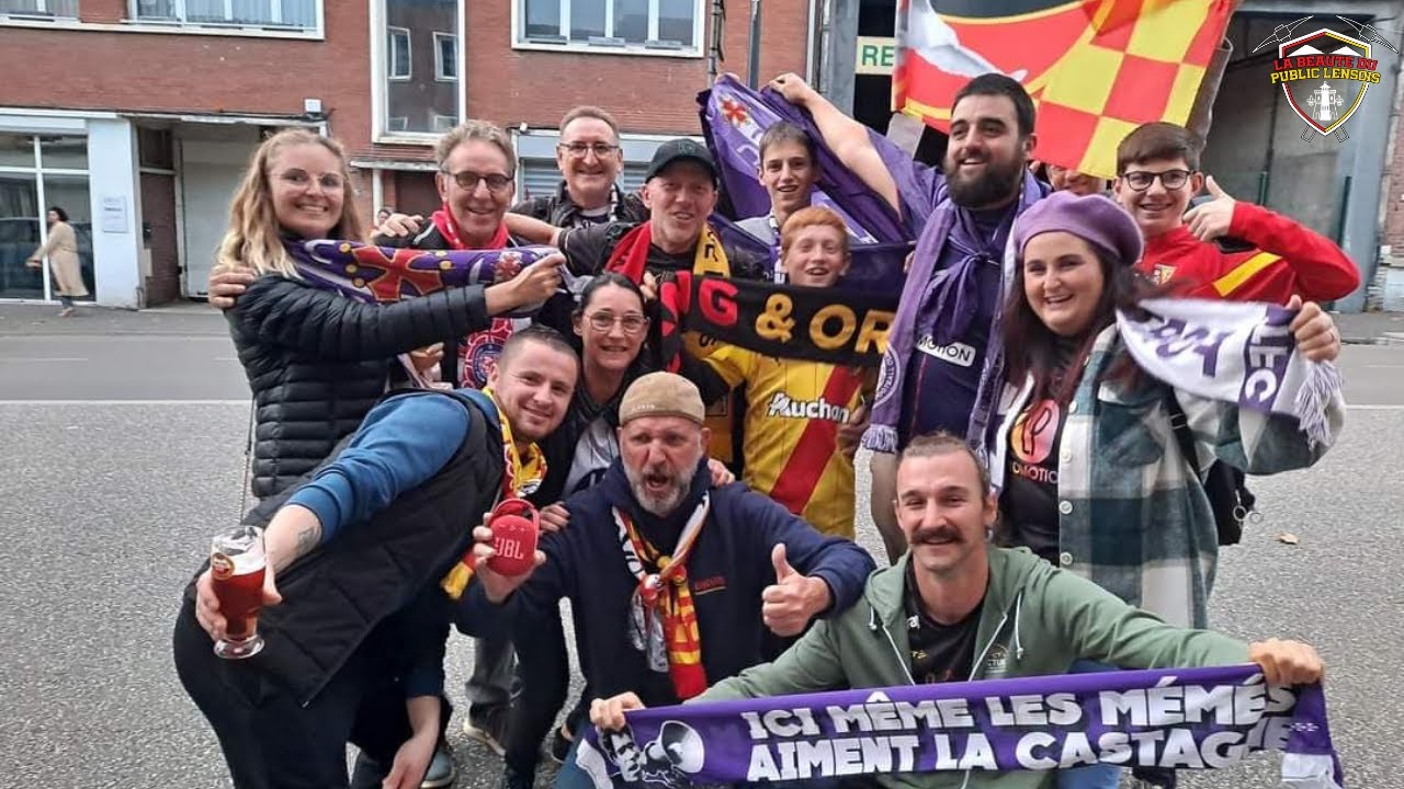 Les fans du RC Lens et du Toulouse FC chantent ensemble dans le centre ...
