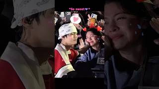 Taehyung Noticed A Crying ARMY And Comforted Her So Sweetly 😭💜 #shorts #bts #taehyung