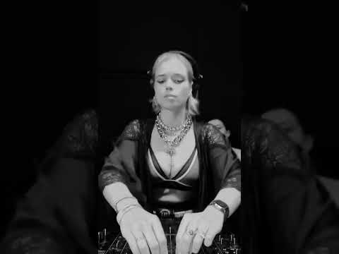 This Is What DJs Are Supposed To Do