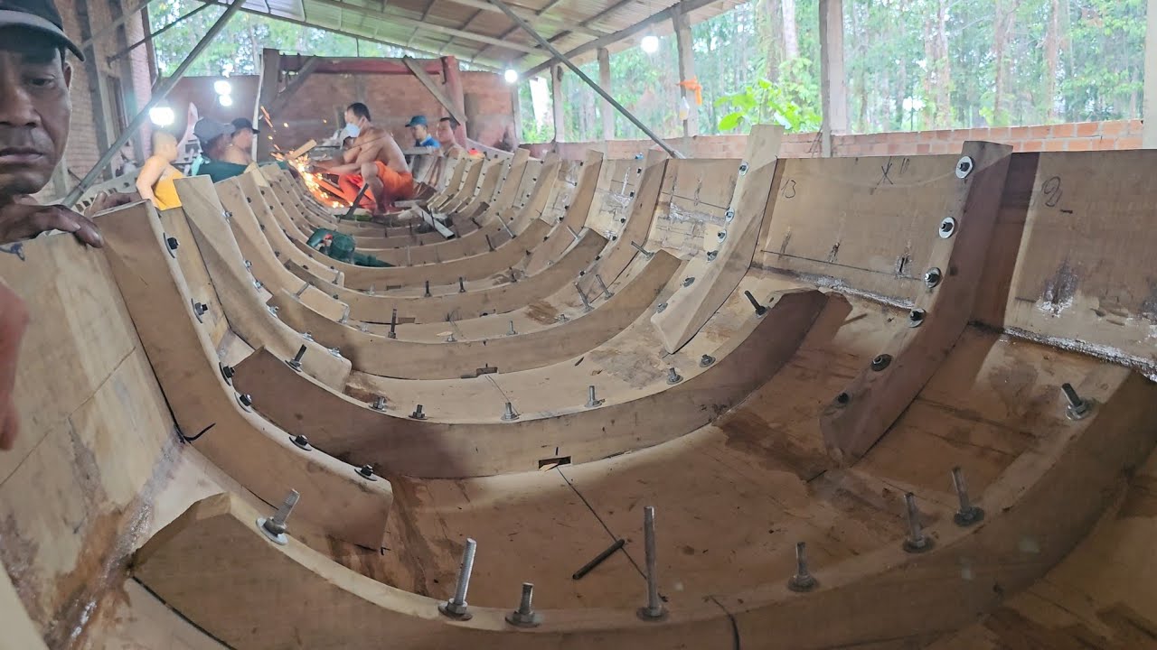 Ghe ngo độc mộc chùa nha si củ tiến độ sắp hoàn thiện 