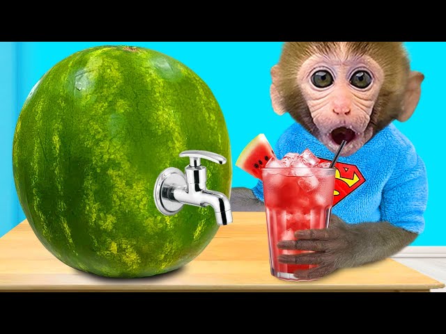 Monkey Baby Bon Bon makes watermelon smoothie and takes a bath with ducklings in the bathtub class=