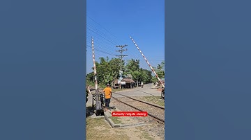 manually railgate closing | #railway #railgate #levelcrossing