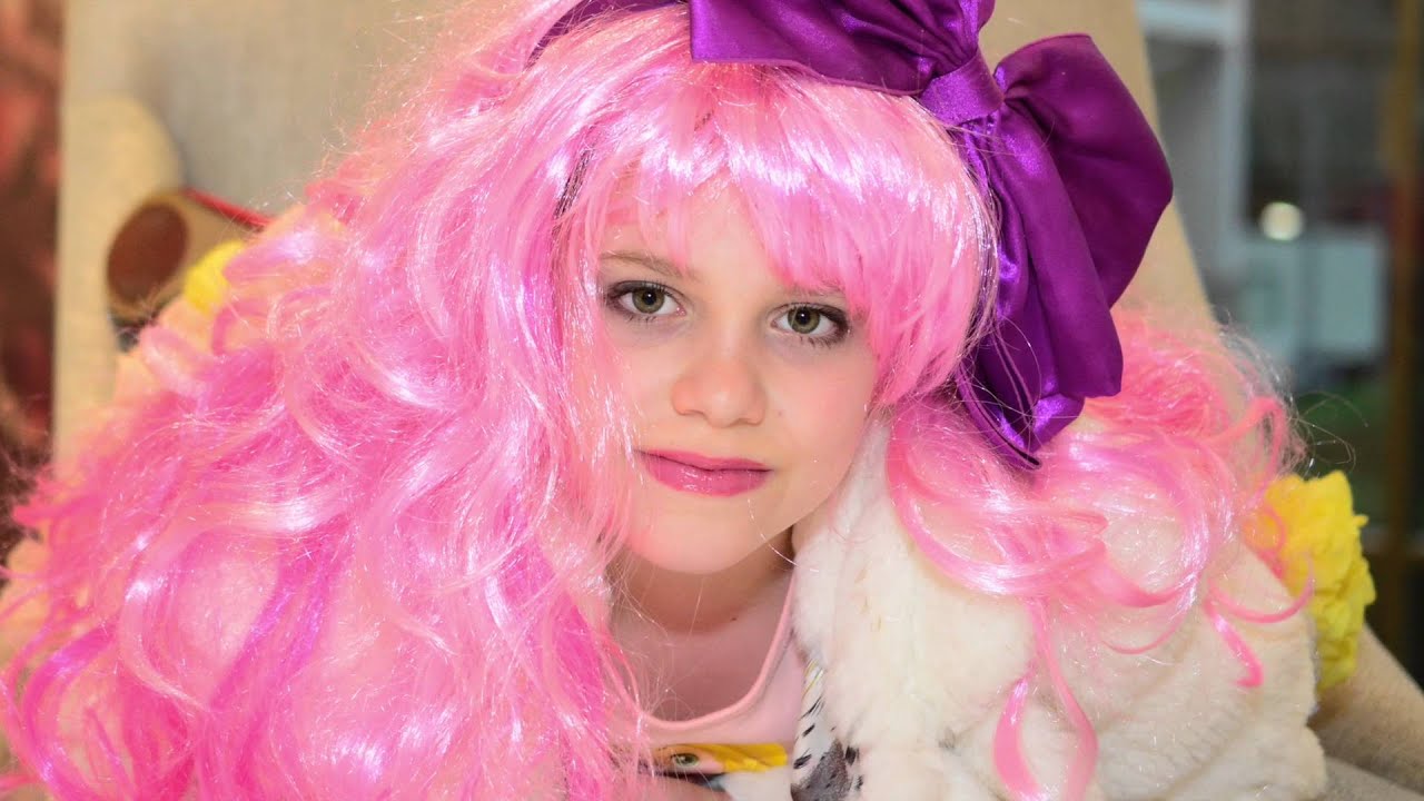 Young and ambitious TV presenter 📹 /Юная и смелая телеведущая