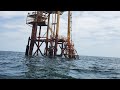 Salida de pesca submarina a las torres de petróleo en texas