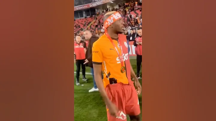 Victor Osimhen wins first trophy for Galatasaray 👏 #victorosimhen #galatasaray #supereagles