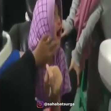 Anak kecil tidak mau buka jilbab