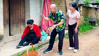 猖狂的恶霸在家门口掳走村妇，吓得路过的村民装瞎躲过一劫，背后狠狠给他一棍子【小啊敏】