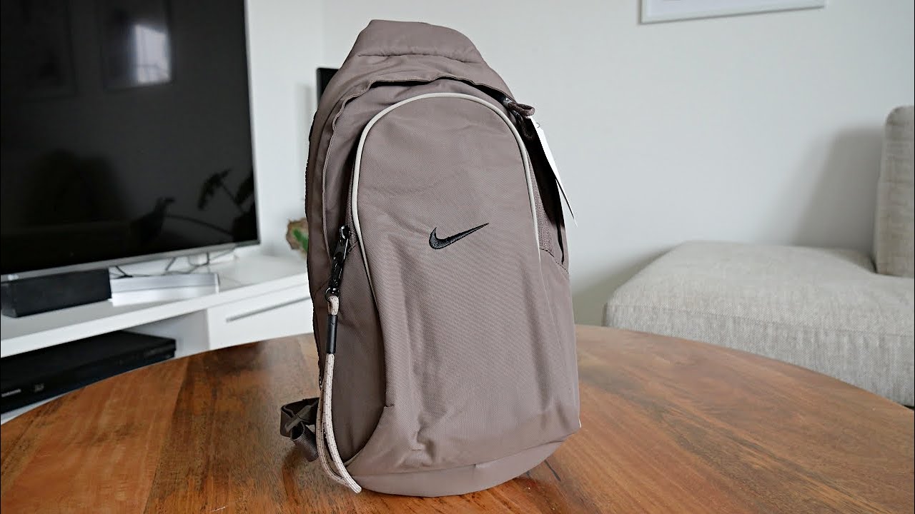 Selección conjunta Bourgeon ozono Unboxing/Reviewing The Nike Sportswear Essentials Sling Bag 8L (On Body) 4k  - YouTube