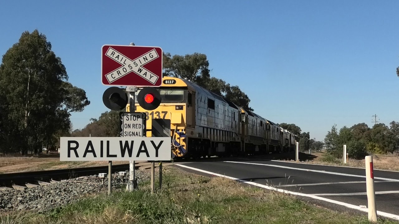 Level Crossing, Forbes (Lachlan Valley Way) NSW, Australia.