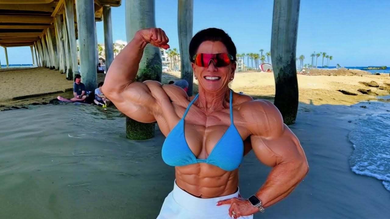 Тэмми Кирн доминирует на сцене. Мотивация женского бодибилдинга.