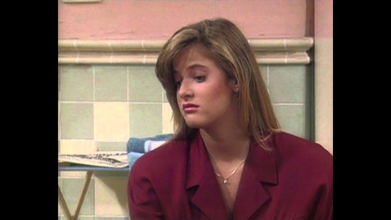 Erkak qogirchoqni kiydiradi