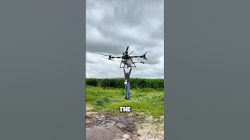 Man stijgt op terwijl hij aan een landbouwdrone hangt 😱