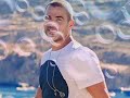 عمرو دياب قدام مريتها ❤🎶😍