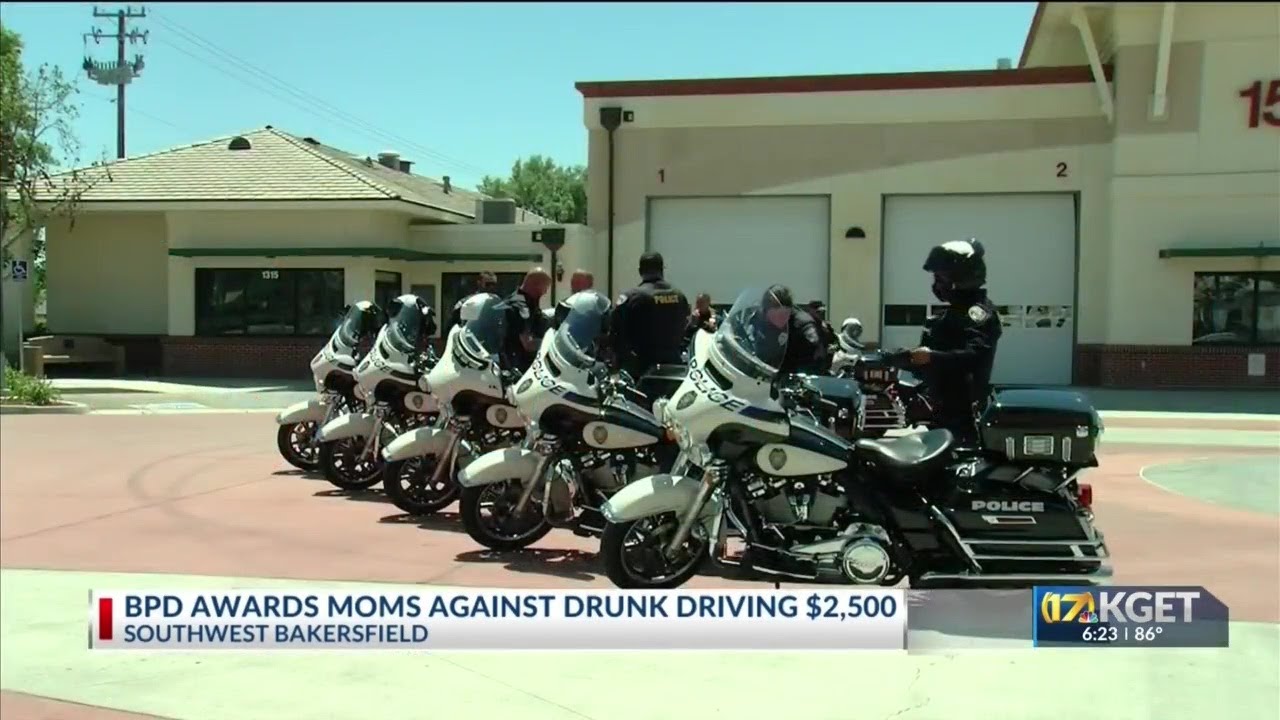 Отдел дорожного движения полиции Бейкерсфилда награждает округ Керн MADD за счет средств, получен...