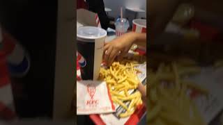 Tibor Eet Iets Teveel Kfc