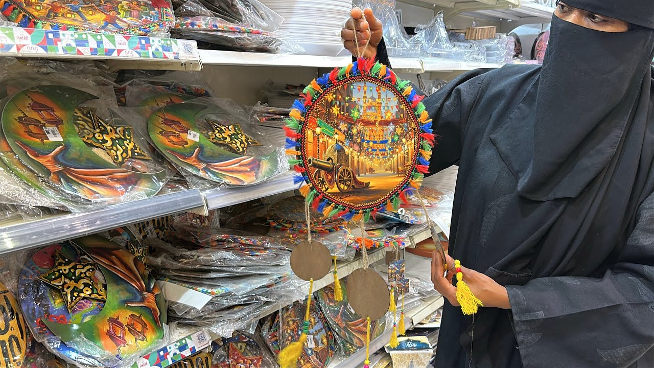 اول فلوق من تصوير اخواتي😍عزيزه ولاء💃🏿جوله في سوق الصورايخ وقلعة التخفيضات وكيو كير🌛🌙