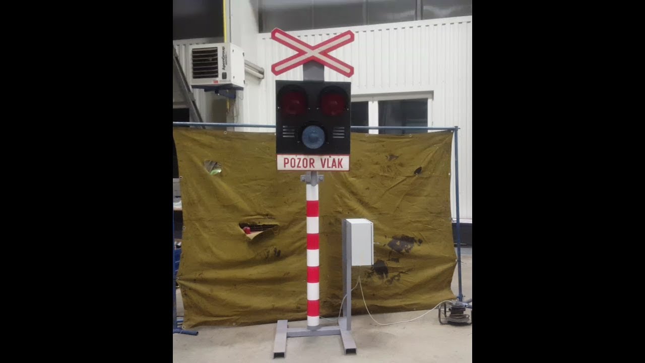 Funkční výstražník AŽD 71 / Old czech level crossing warning light device