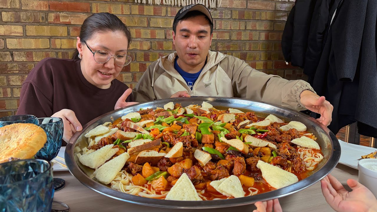 ГИГАНТСКАЯ ПОРЦИЯ УЙГУРСКОГО ОСТРОГО ДАПАНДЖИ, БОЛЬШАЯ ТАРЕЛКА КУРИЦЫ С ЛАПШОЙ ЛЕПЕШКОЙ ПАМПУШКАМИ
