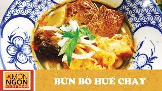 Bún bò Huế chay có thể dùng cùng với sa tế, ớt, chanh và kèm thêm í...