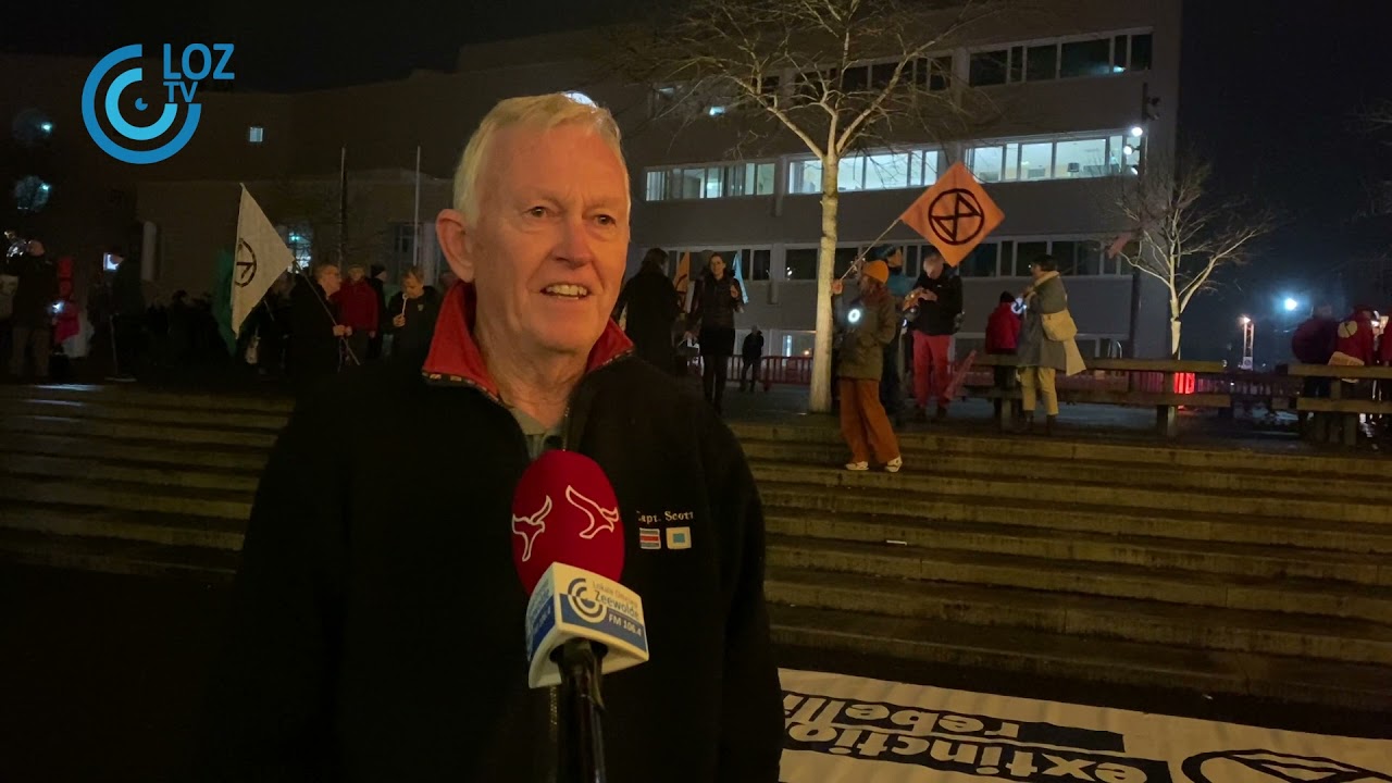 Zo’n honderd demonstranten voor Meta-protest - YouTube