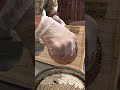 قص العسل بالشمع الطبيعي بشكل دائري 