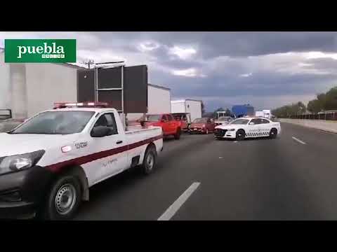 Pobladores de Tlahuapan bloquean la autopista México Puebla; granaderos los retiran