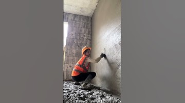 Craftsmen show the craftsmanship of scraping putty indoors