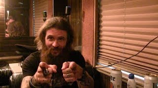 Bad Jokes on the Bus: Who Laughs First? Cody Jinks vs. Buddy Logan
