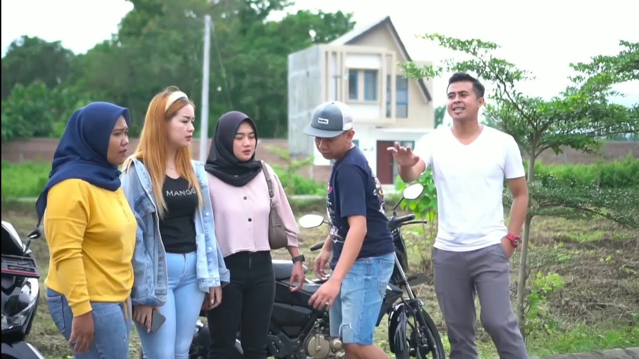 МОЛОДОЙ ВЛАДЕЛЕЦ КАФЕ ВСТРЕЧАЕТ СВОЕГО ДРУГА И ОСКОРБЛЯЕТ ЕГО ИЗ-ЗА ЕГО МАЛЕНЬКОГО ДОХОДА, но ока...