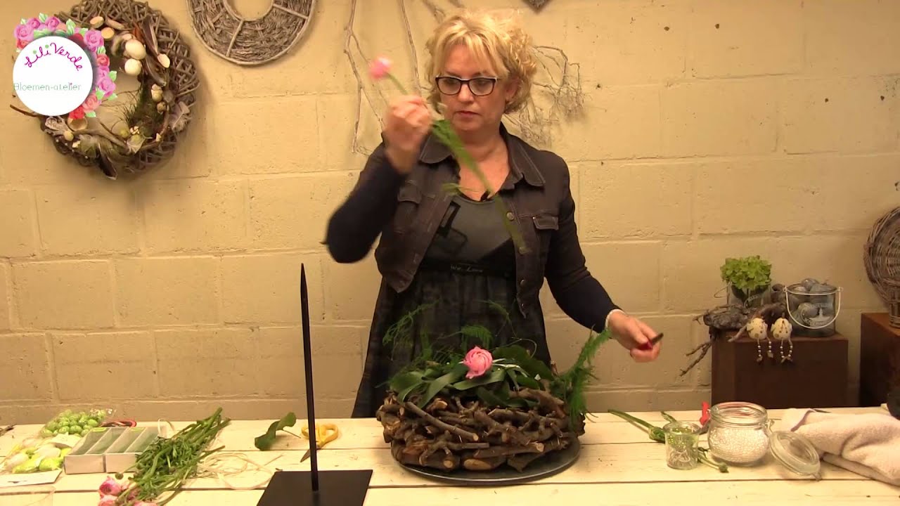 Maak zelf een mooi paasstukje. Online Bloemschikken