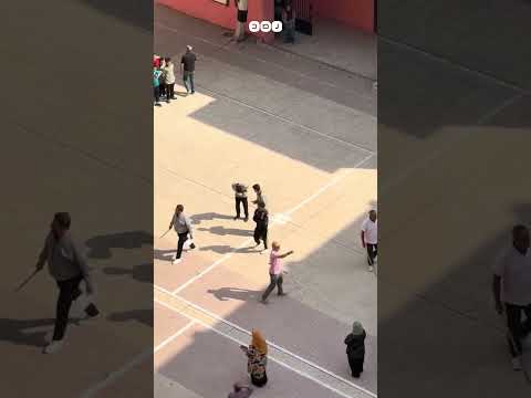 مشاهد توثق ضرب معلمين لتلاميذ بمدرسة المنيرة الإعدادية في القاهرة 