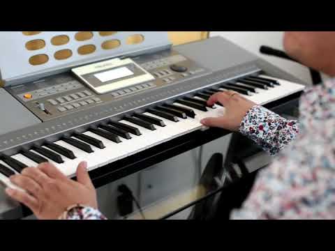 Tocando teclado - Christian Felix