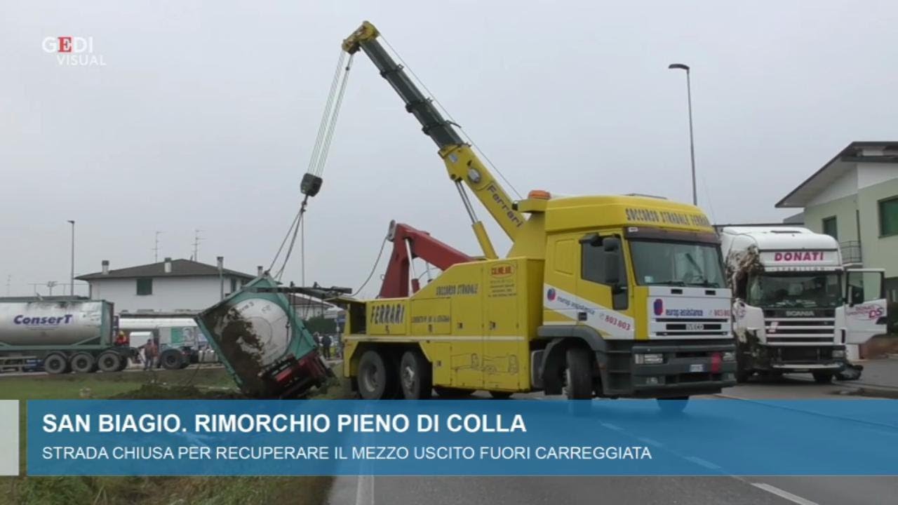 Il recupero del camion dopo l'incidente a San Biagio