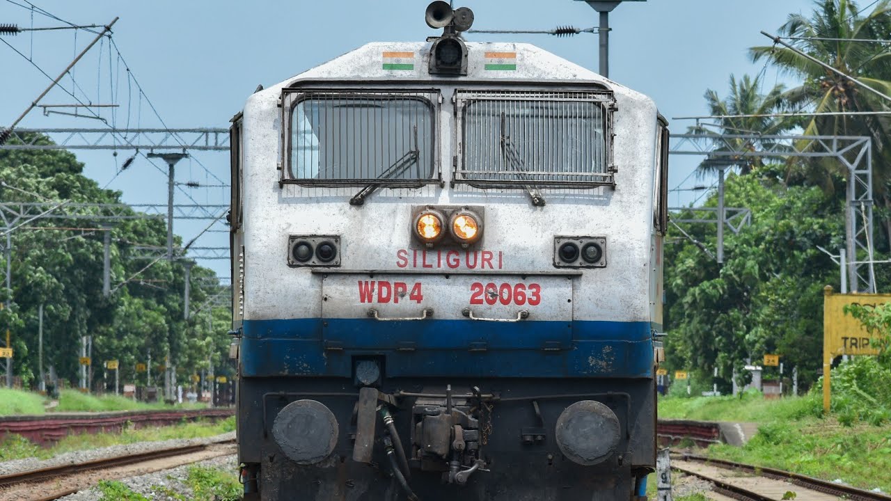 TRAIN PASSES RED SIGNAL DUE TO SIGNAL FAILURE - YouTube