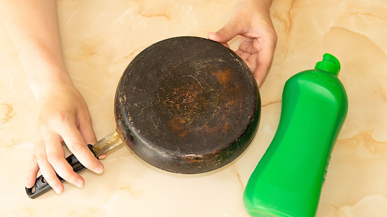 Как быстро очистить кастрюли и сковородки?