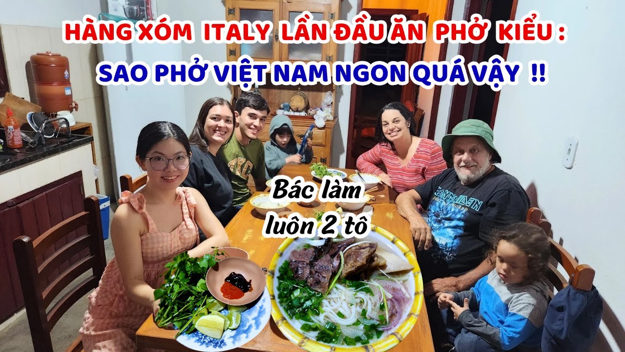 Hàng xóm người Italy ăn Phở Việt rất chuyên nghiệp ở lần đầu - bác bưng luôn tô phở húp cạn nước