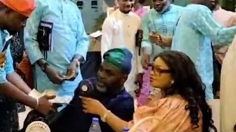 MOMENT FRIENDS SURROUND FUNSHO ADEOLU WITH BUNDLE OF MONEY AT HIS MOTHER'S FINAL ẞÚRIAL